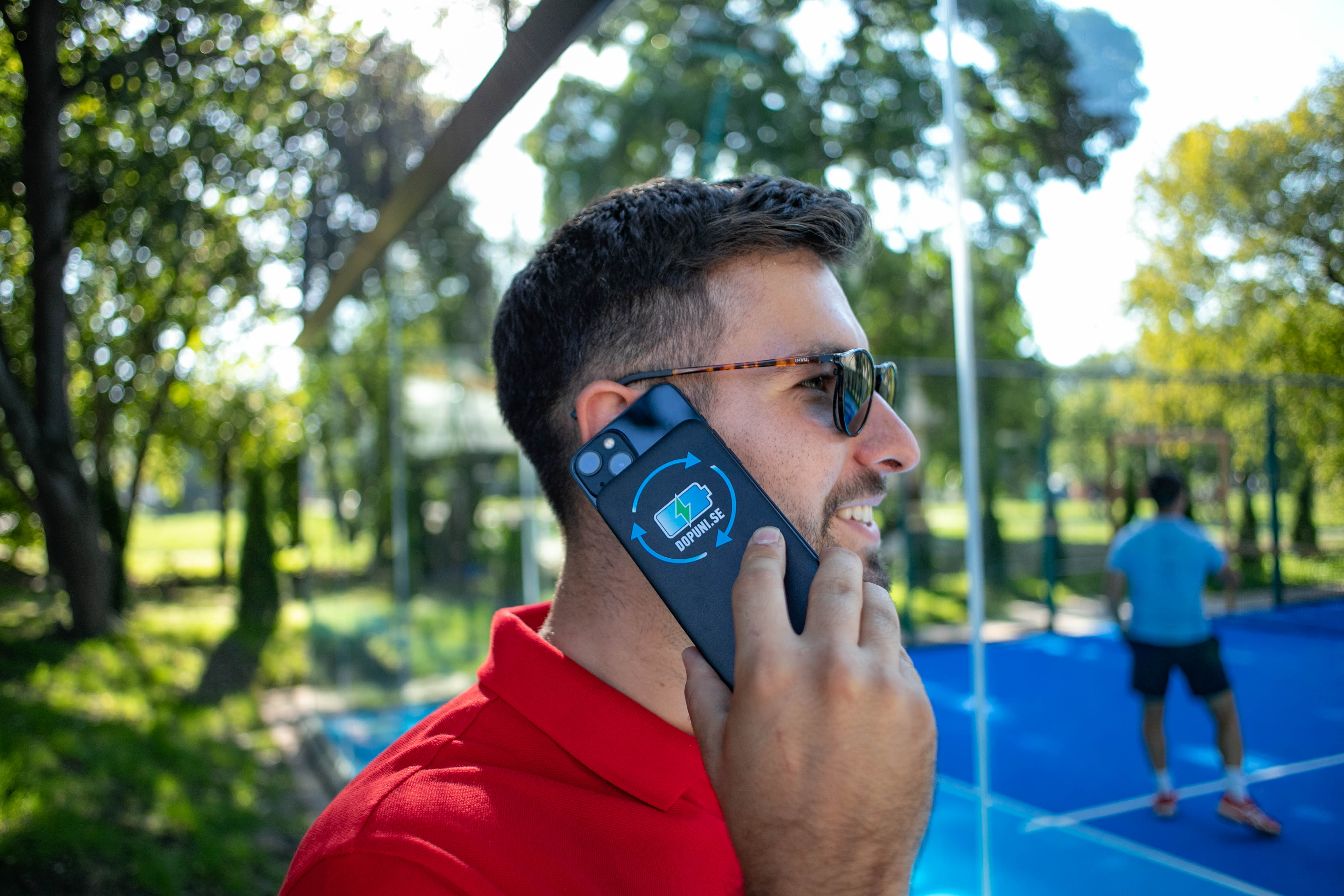 A user with a Dopuni.se-branded powerbank — brand exposure in the palm of the hand