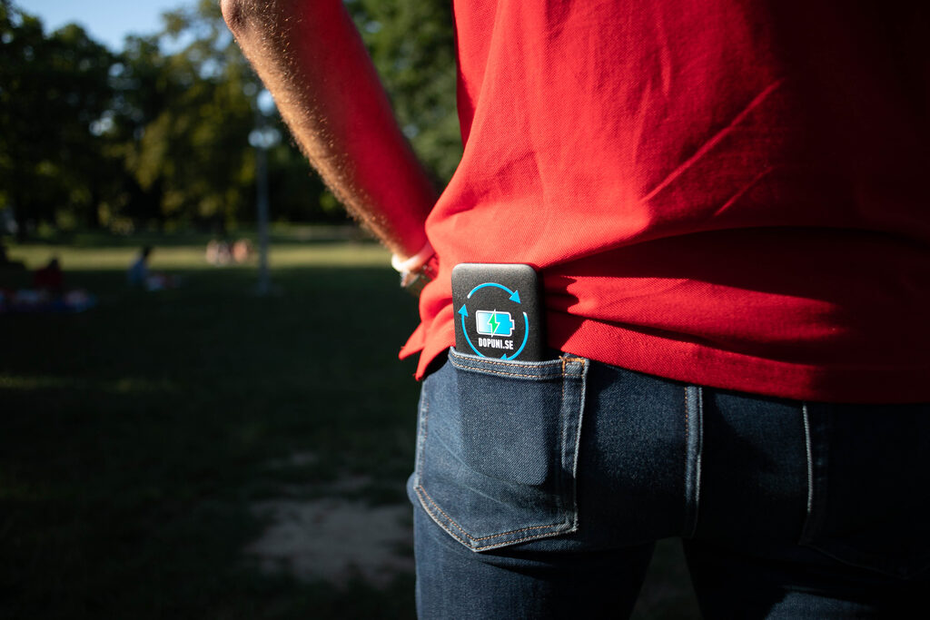 A Dopuni.se powerbank in a back pocket — charging on the go